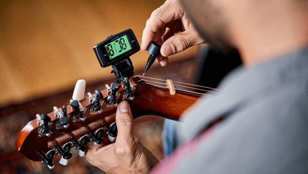 Apprenez à accorder facilement votre guitare 12 cordes grâce à notre guide étape par étape avec un accordeur. Conseils pratiques pour un son parfait.