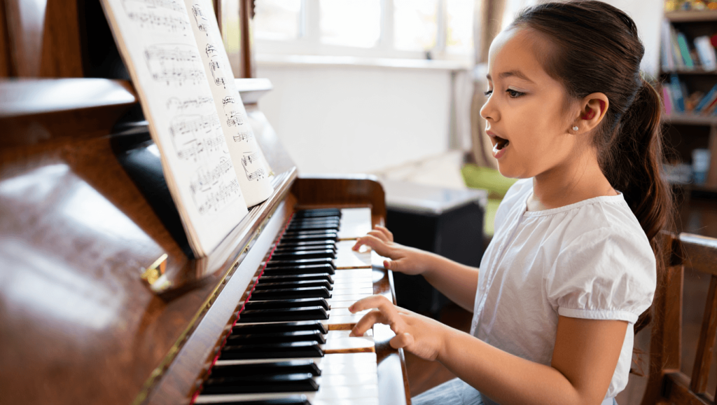 Comment progresser au piano grâce au chant ?