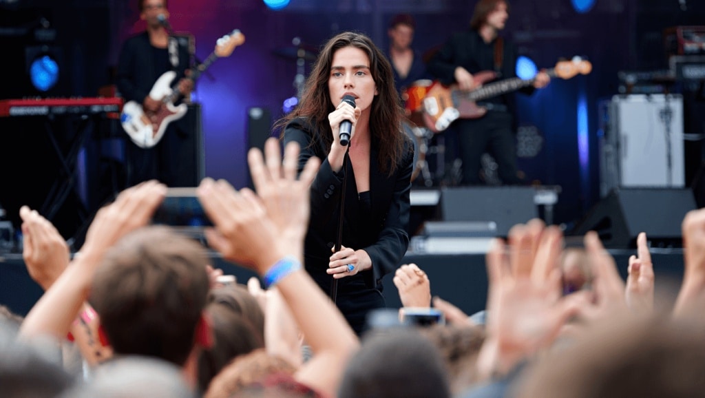 "Des frissons" : Ebony reprend le plus gros tube de Mylène Farmer en concert