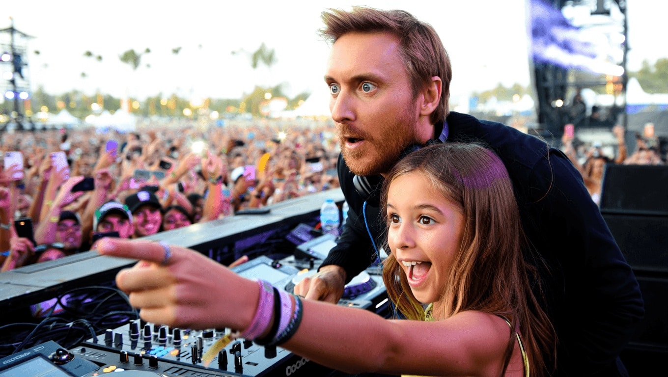 David Guetta aperçoit sa fille dans le public lors de son concert à Coachella (VIDEO)