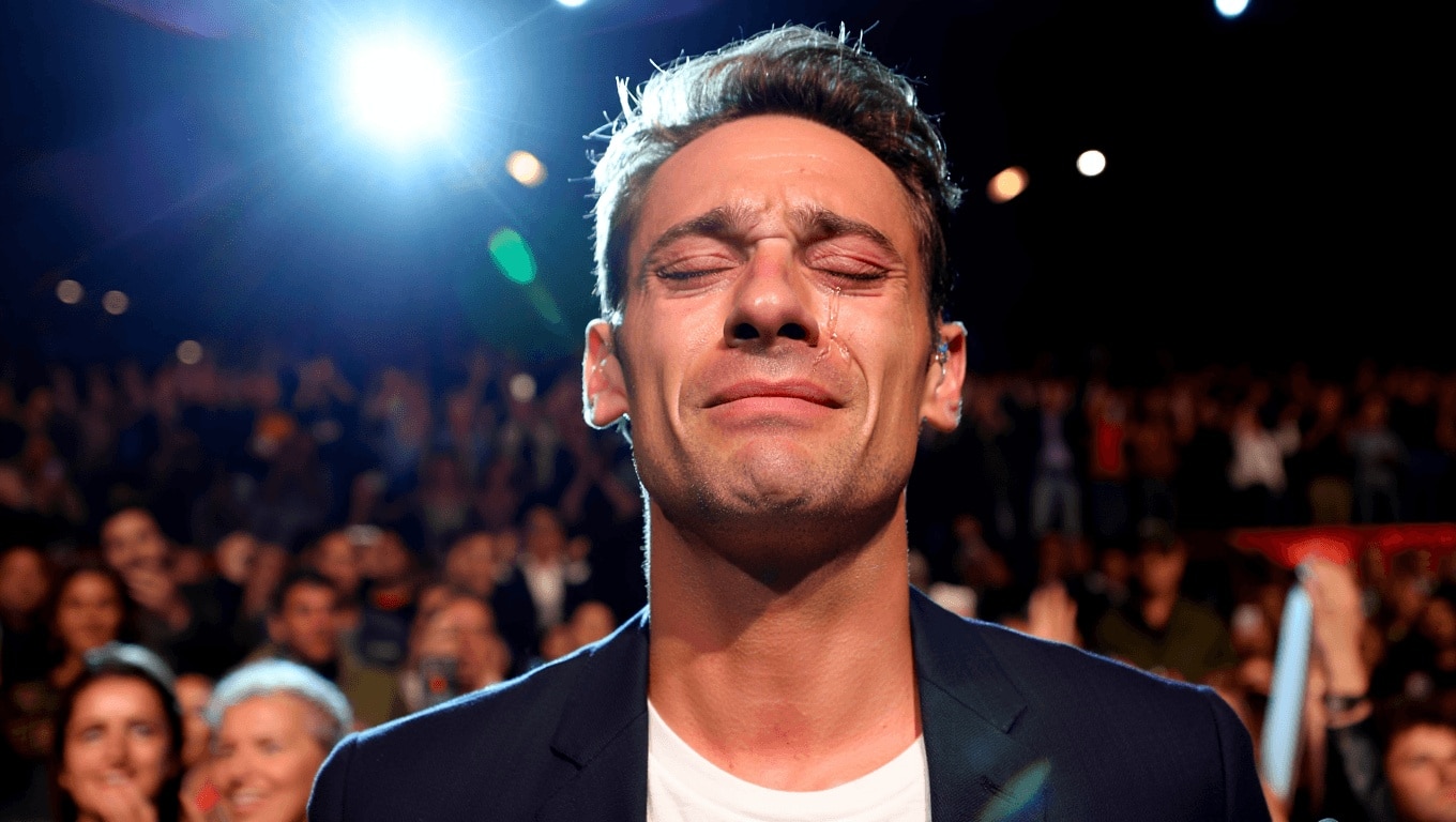 Julien Doré fond en larmes pour le dernier concert de sa tournée à Bercy (VIDEO)