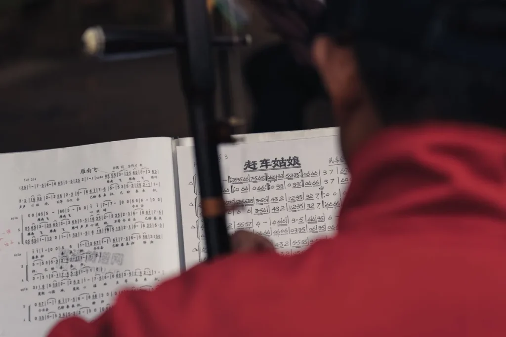 Musicien en train de pratiquer son instrument dans une ambiance calme et concentrée avant un concert