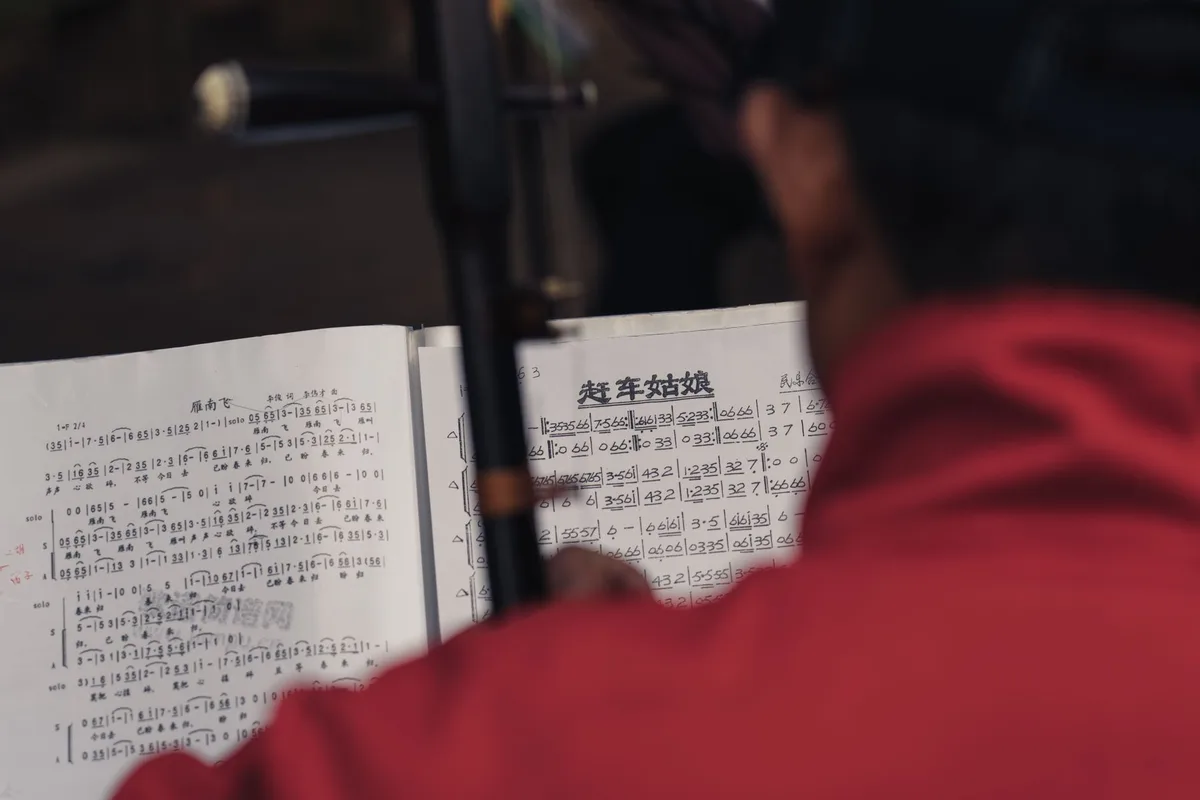 Musicien en train de pratiquer son instrument dans une ambiance calme et concentrée avant un concert