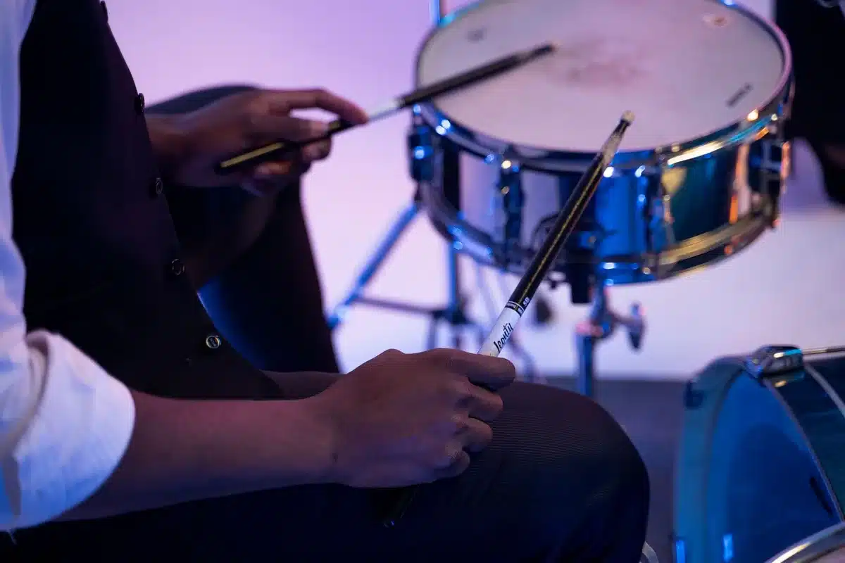 Les mains d'un musicien en train de pratiquer la coordination entre différents rythmes