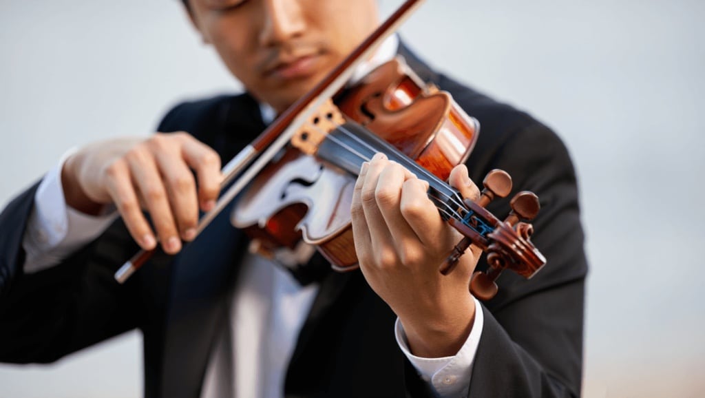 Un violon, ça se tient comment ?