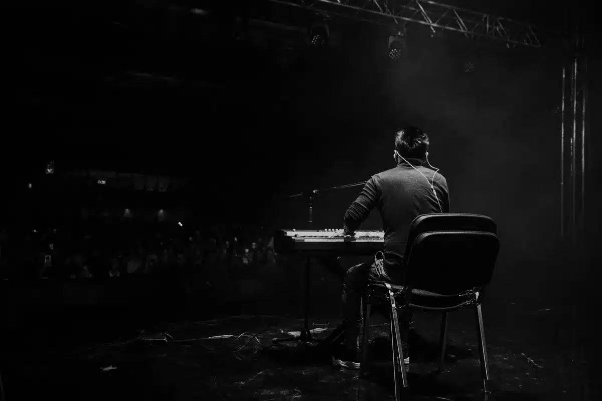 Musicienne se préparant avant une audition ou une représentation