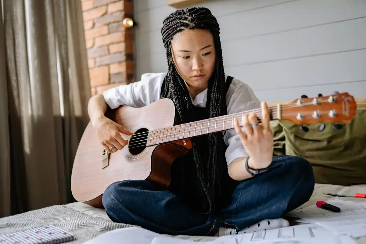 Musicien concentré travaillant lentement et consciemment sur son instrument