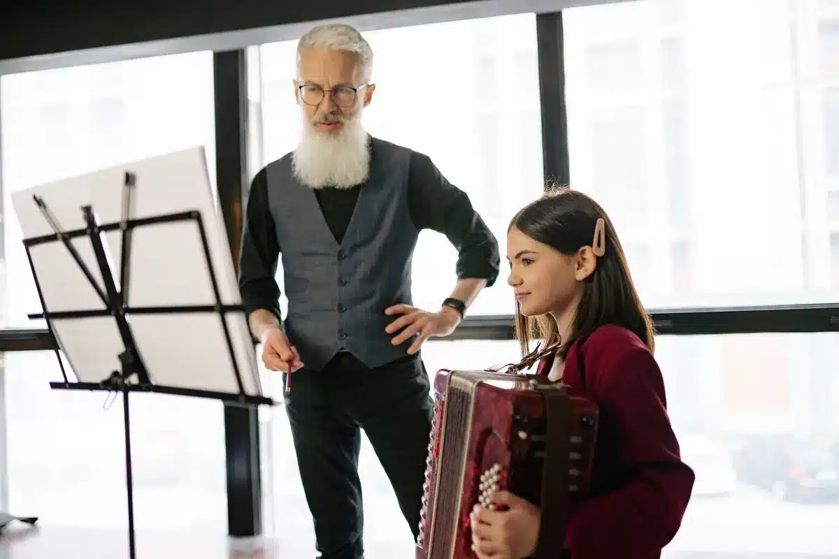 Classe de musique dans un conservatoire avec des élèves suivant un enseignement structuré