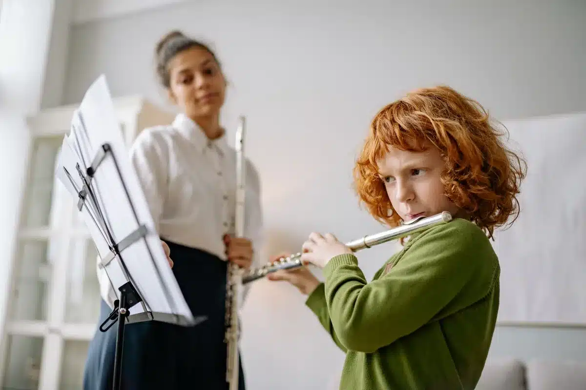Professeur de musique observant un élève pendant un cours d'essai