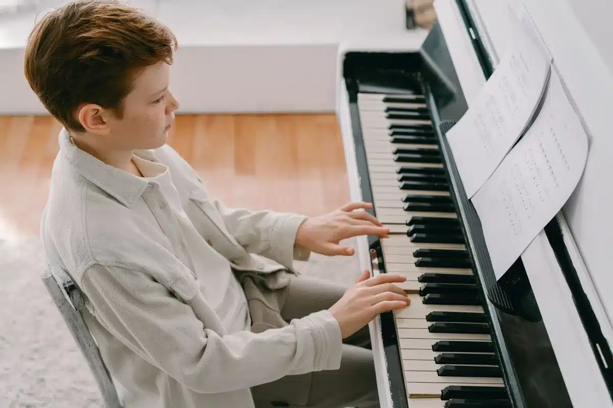 Comparaison entre un piano neuf et un piano d'occasion en atelier