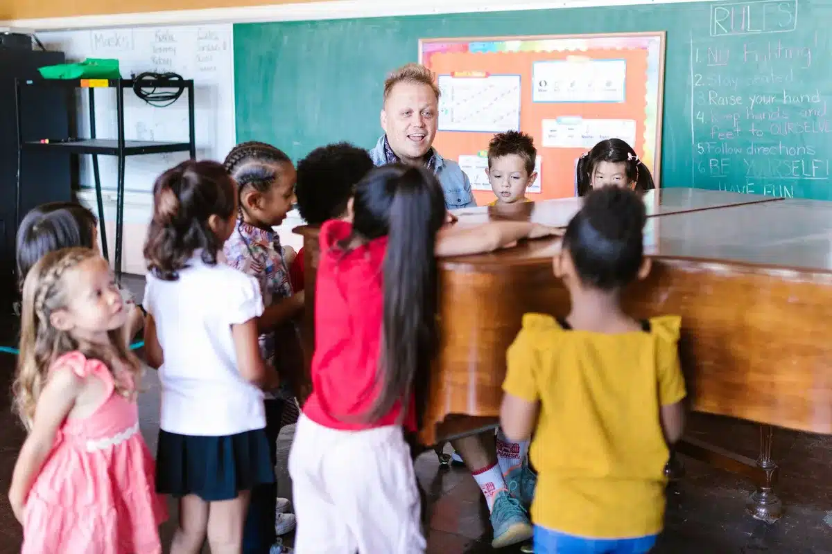 Enfants chantant et dansant ensemble lors d'une activité musicale ludique.