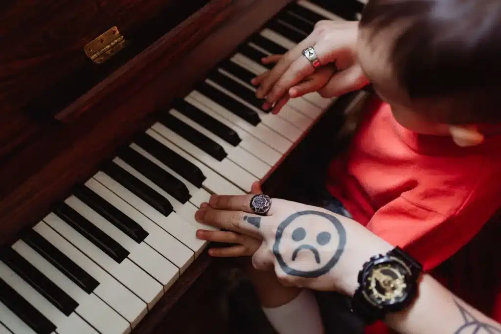Un enfant découvre des instruments de musique colorés et des touches de piano dans une ambiance chaleureuse.