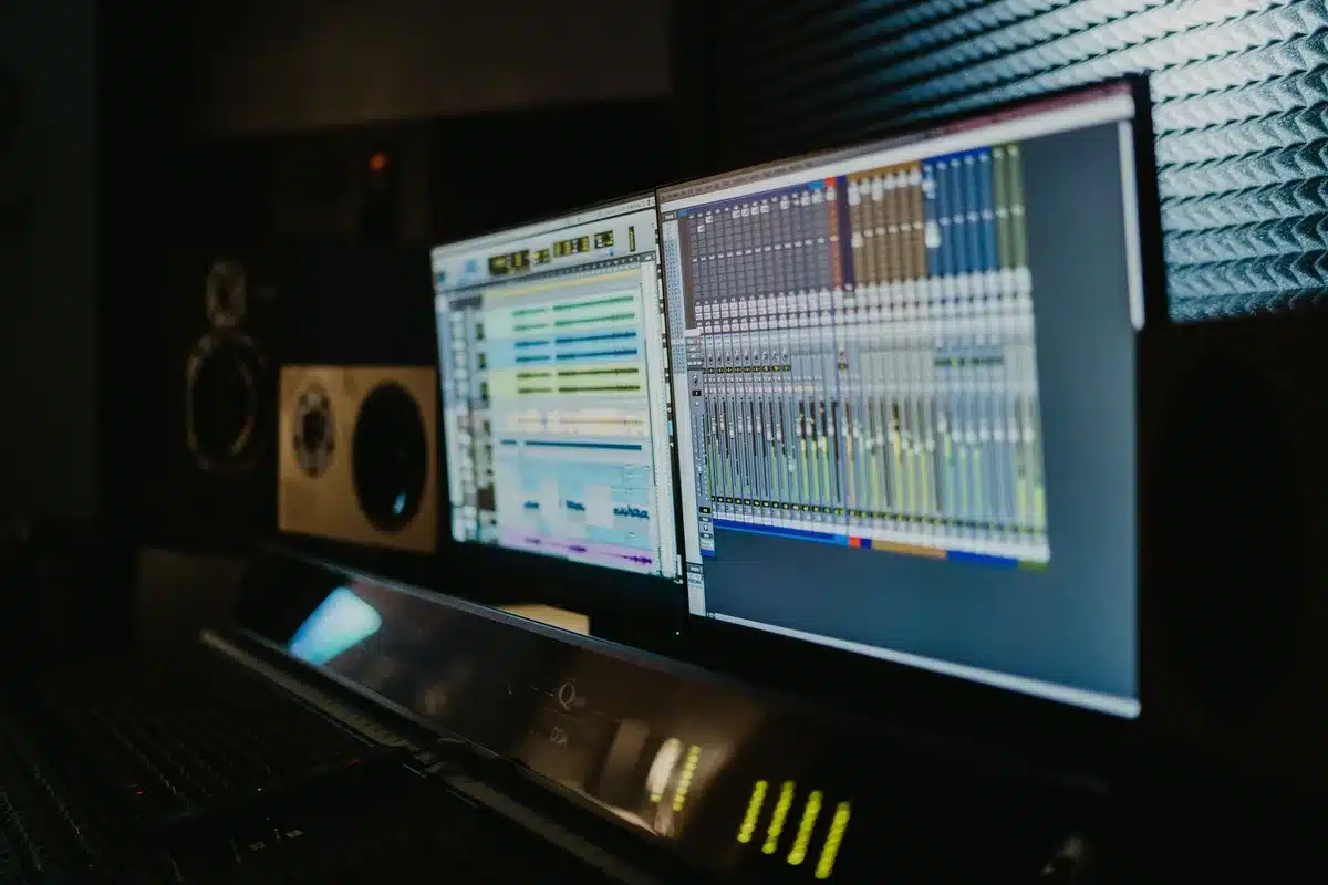 Panneaux acoustiques absorbants installés sur les murs d'un studio de musique