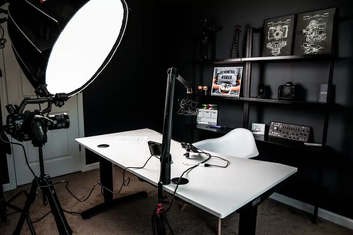 Aménagement d'un petit home studio avec équipement musical basique et rangement optimisé