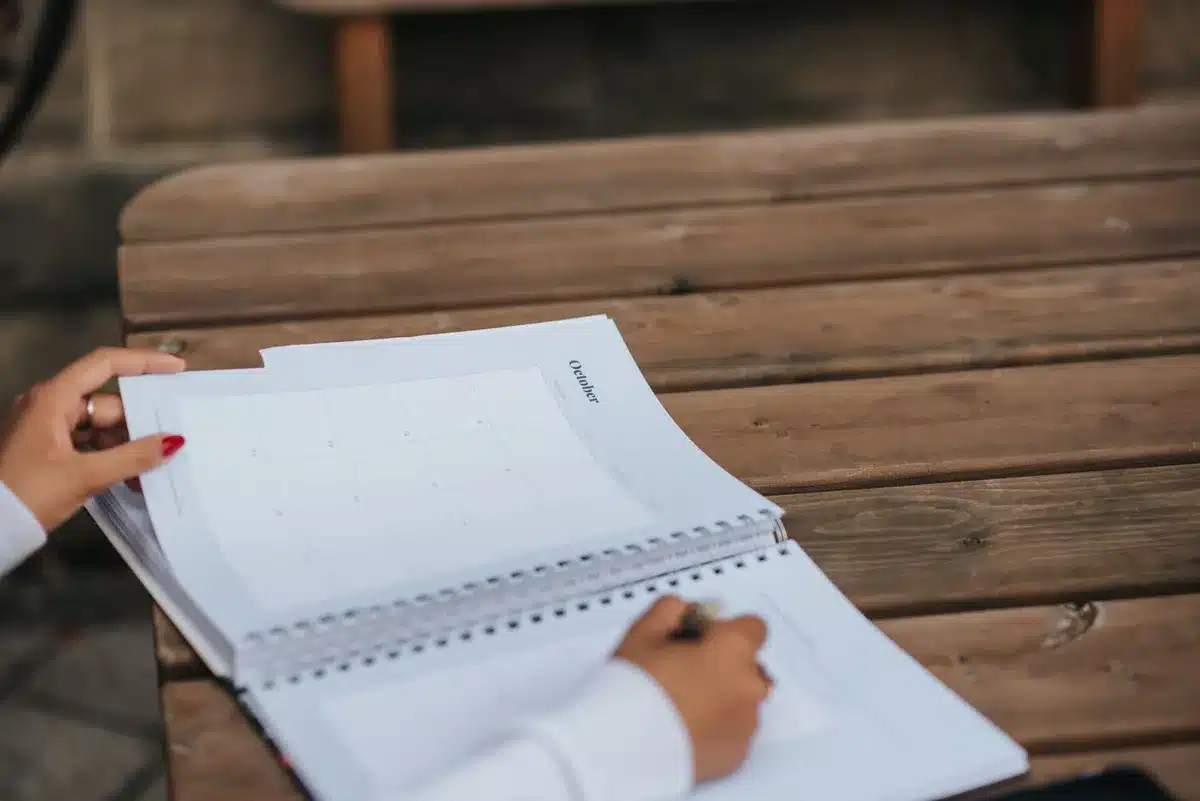 Carnet de travail musical ouvert avec un planning hebdomadaire de pratique structuré