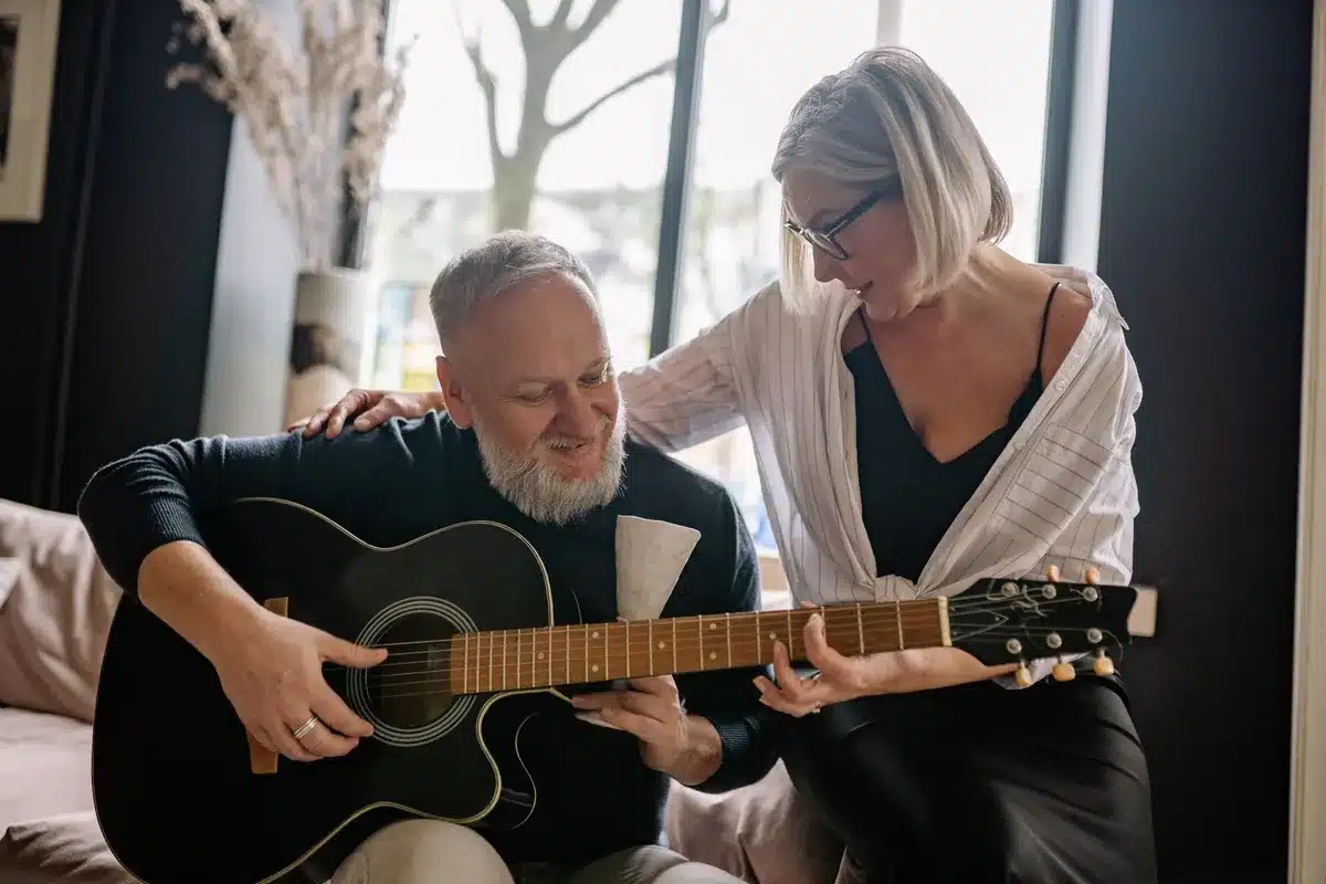 Une personne âgée pratiquant un instrument de musique, montrant la stimulation cérébrale à tout âge