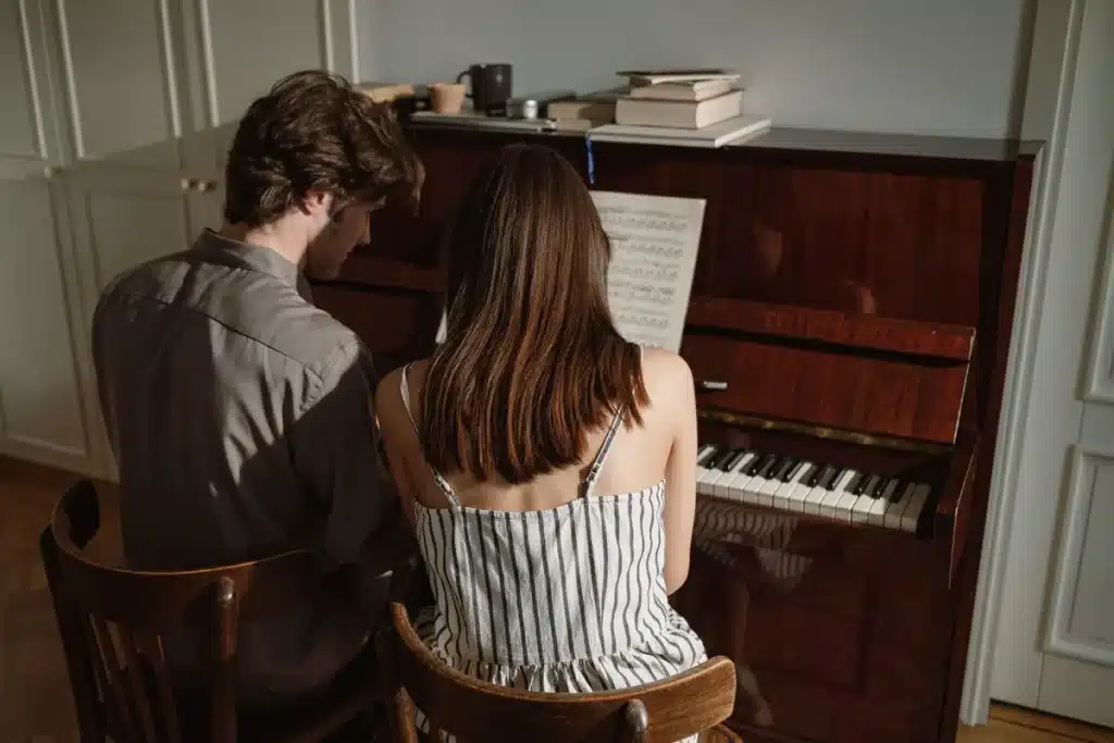 Musicien écoutant attentivement près d'un piano en studio d'entraînement auditif