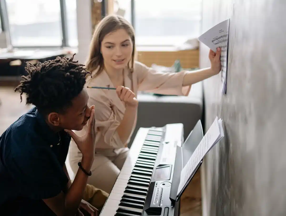 Personne consultant différents instruments de musique dans un magasin spécialisé
