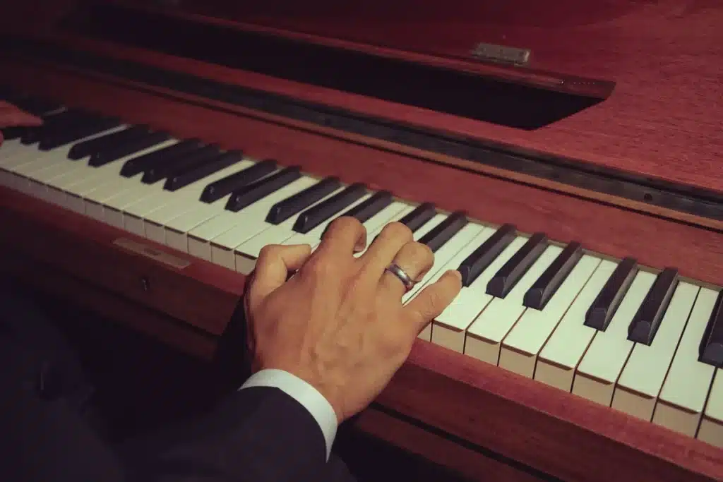 Mains sur un clavier de piano pendant une séance de pratique musicale
