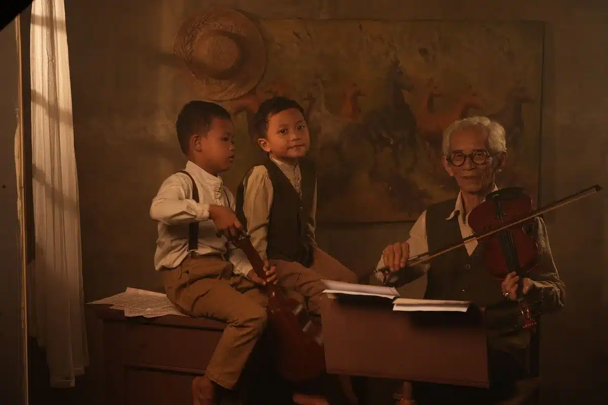 Enfants jouant différents instruments de musique lors d'une leçon