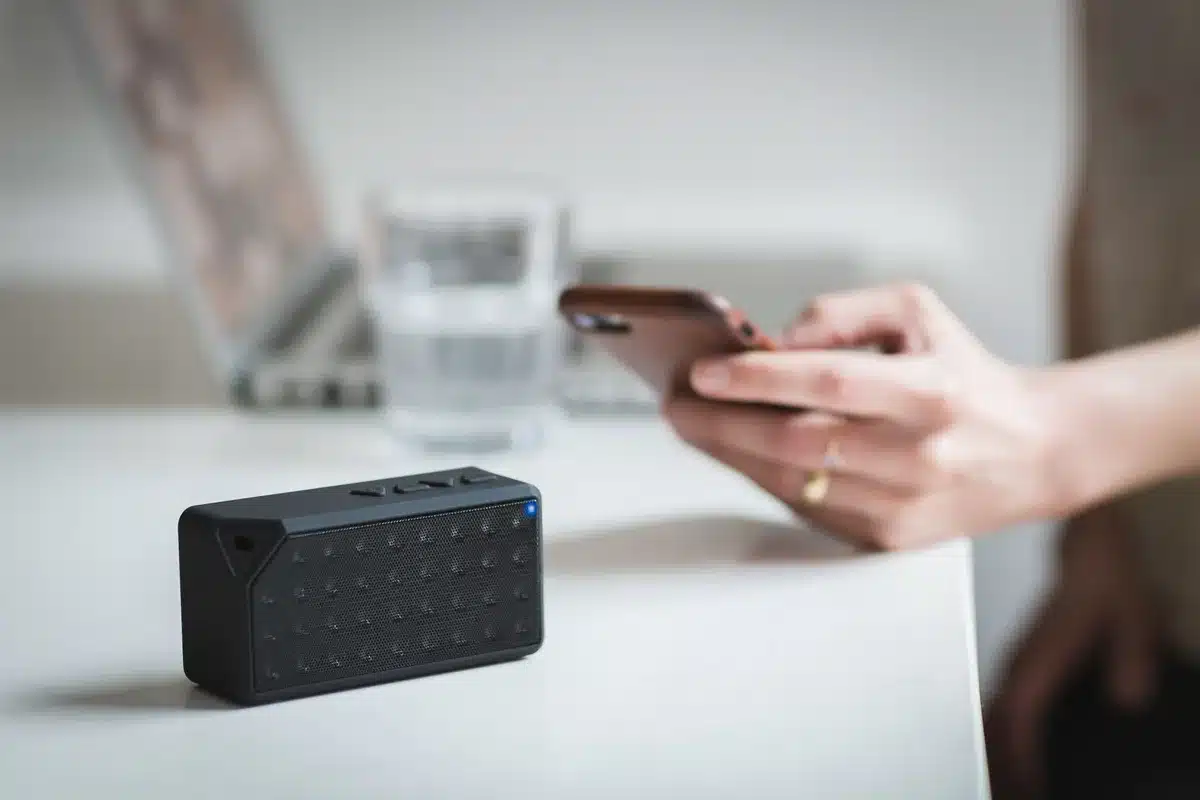 Déballage et installation rapide d'une colonne de sonorisation portable avec subwoofer et housse matelassée.