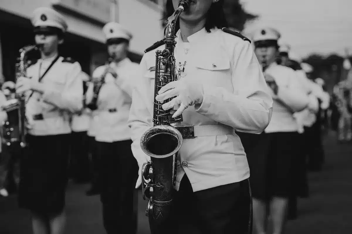 Instruments à vent : saxophone, trompette et clarinette disposés sur une surface de travail