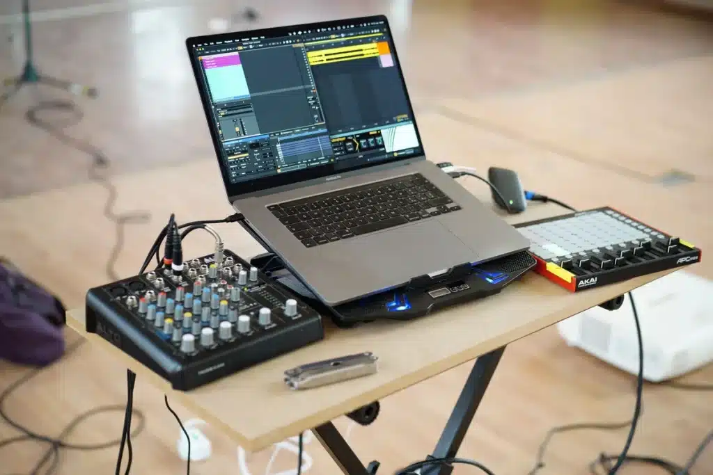 Interface audio compacte avec écran tactile et commandes physiques sur un bureau de home-studio
