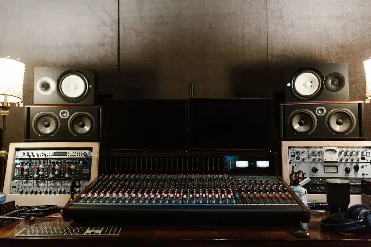 Installation d'un moniteur dans un studio avec traitement acoustique et positionnement optimal