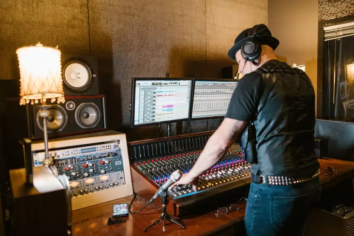 Moniteur coaxial professionnel sur un bureau de mixage en studio d'enregistrement