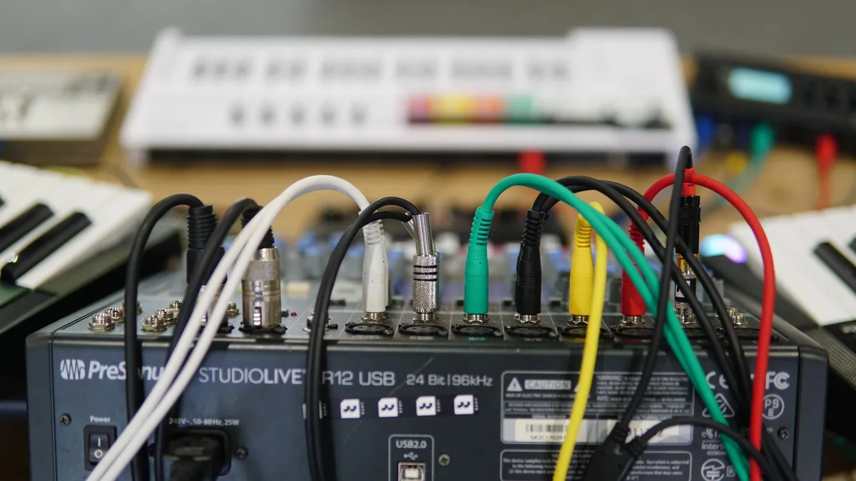 Contenu du carton de la PM-404F : console, câbles, antenne Bluetooth et accessoires