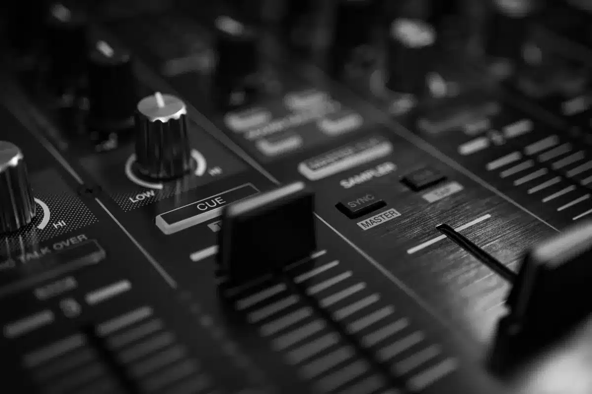 Vue de face de la console avec curseurs, sélecteurs de source et contrôles d'égalisation