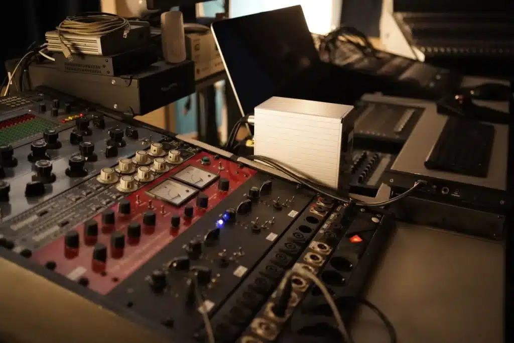 Pédalier compact avec écran tactile intégré dans un setup de studio