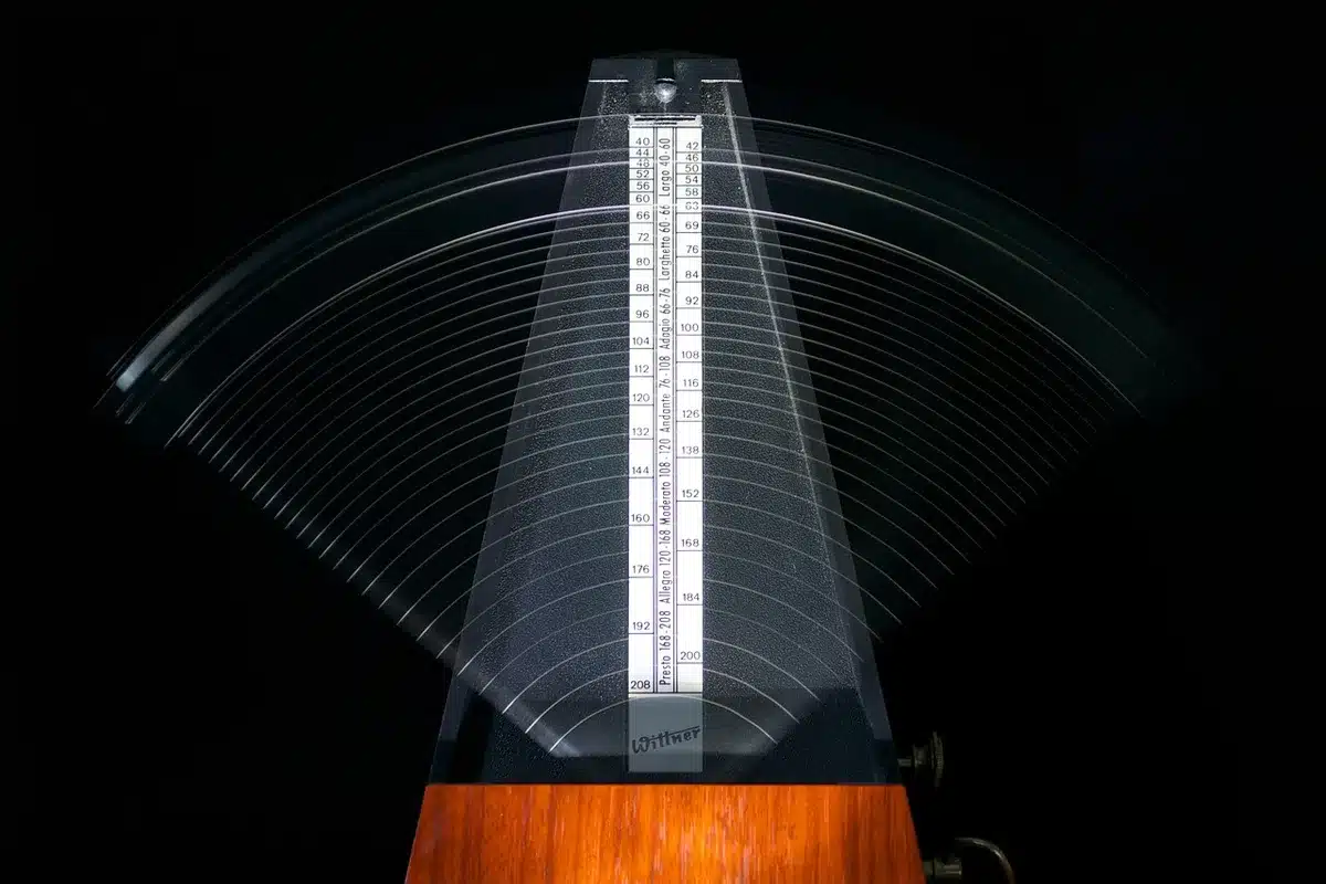 Musicien jouant lentement avec métronome pour fixer les gestes propres