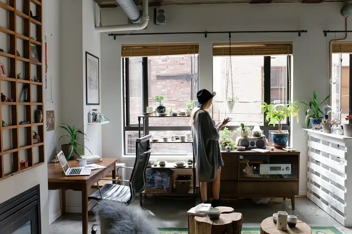 Contrôleur compact posé sur un bureau, mains en train de jouer sur les pads