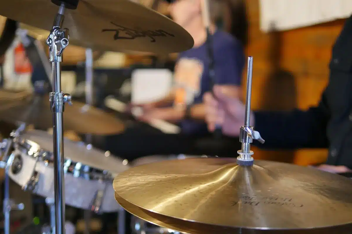 Comparaison visuelle de cymbales crash et ride pour studio et rock