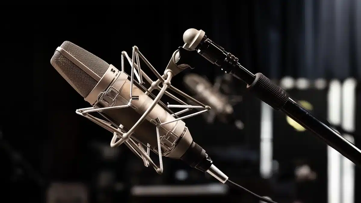 Guitare électrique en studio d'enregistrement avec microphone et équipement de captation sonore