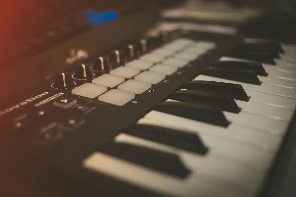 Clavier de synthétiseur vintage avec oscillateurs et câbles de modulation dans un studio d'enregistrement