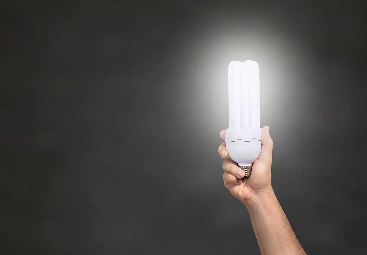 Projecteur compact et accessoires déballés dans leur boîte