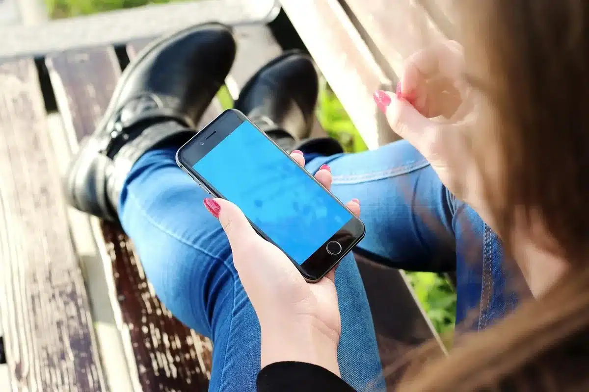 Écran tactile montrant une interface d'enregistrement et pistes empilées