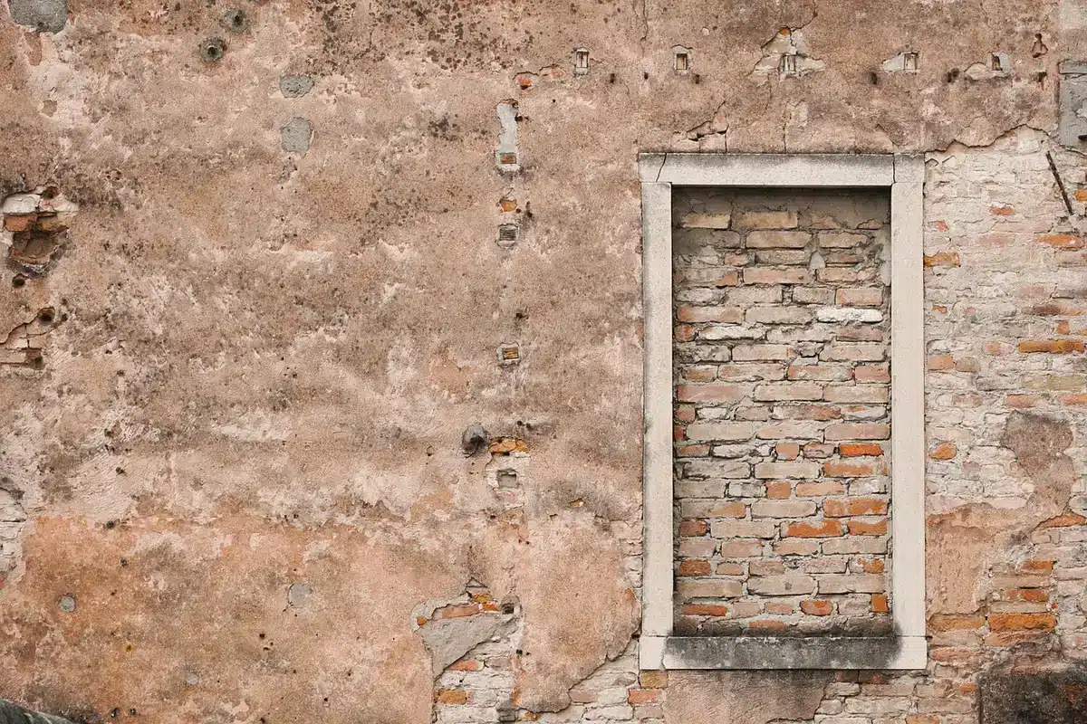 Exemple de mur en béton avec cheville et vis pour fixation solide