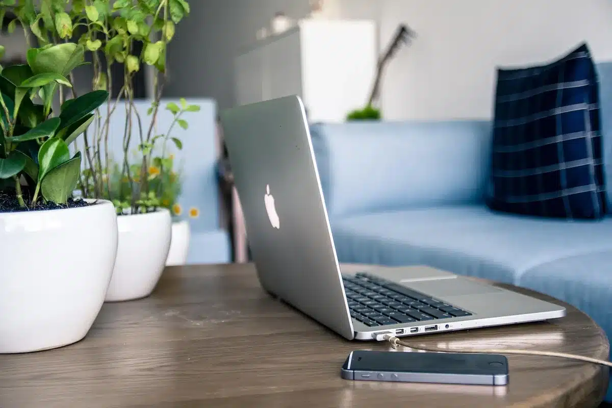 Clavier numérique posé sur support stable dans un coin dédié à la maison