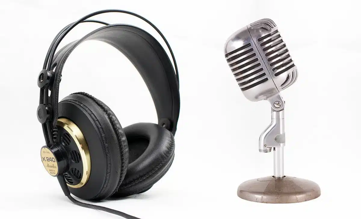 Installation multi-voix avec micros XLR et casques sur table