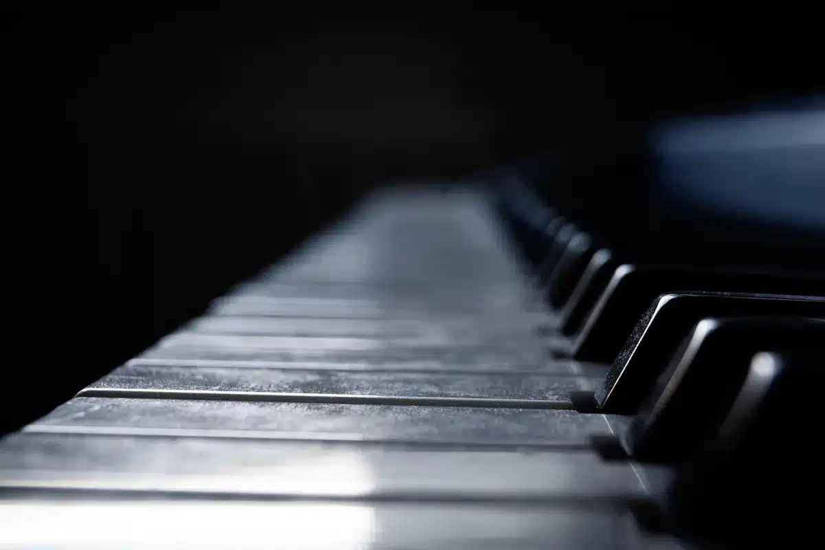 Touche de piano et partitions montrant les gammes pour débuter