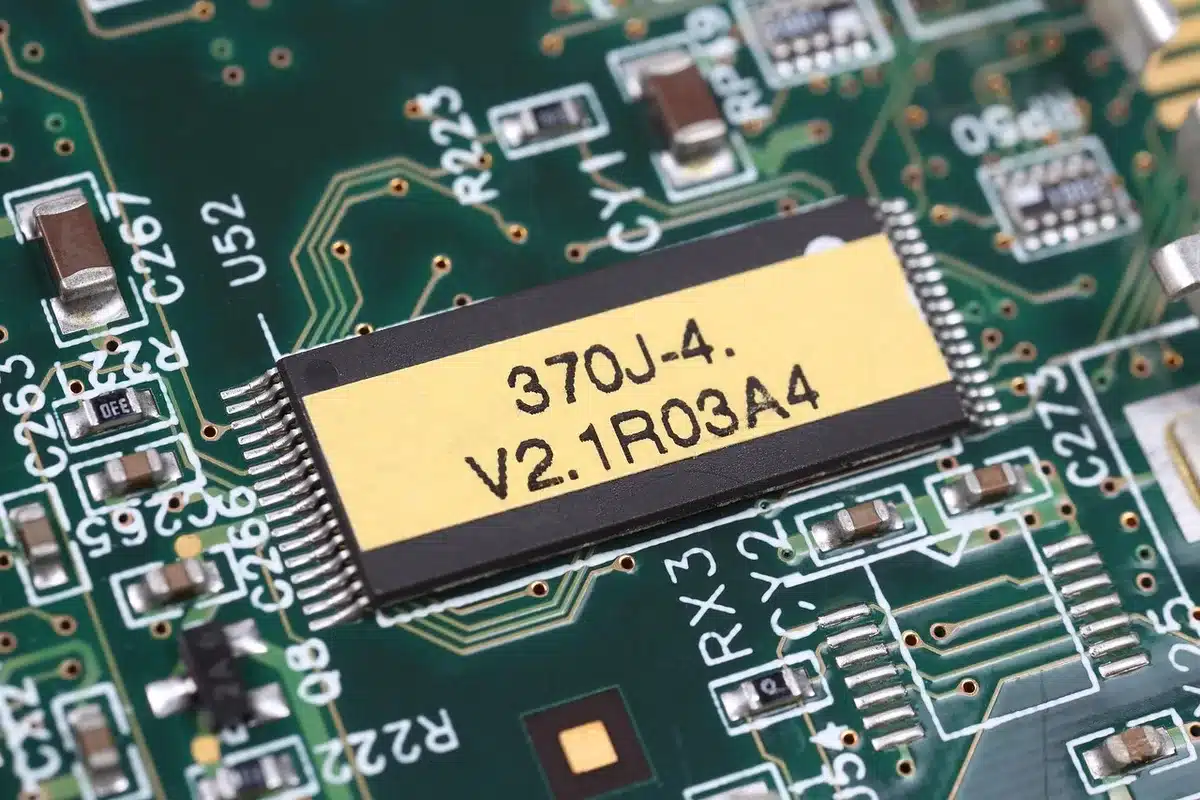 Vue rapprochée d'un boîtier ouvert montrant circuits et composants internes d'un appareil audio