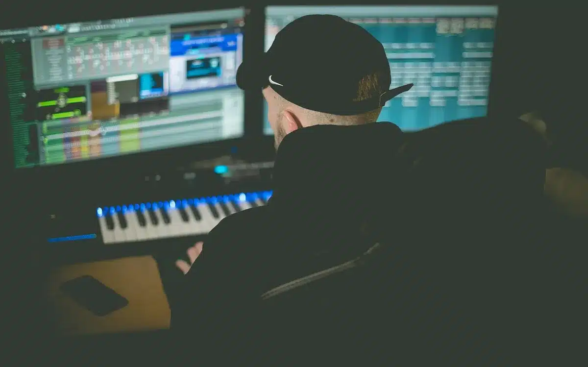 Capture d'écran d'un logiciel de mixage avec tranches et faders