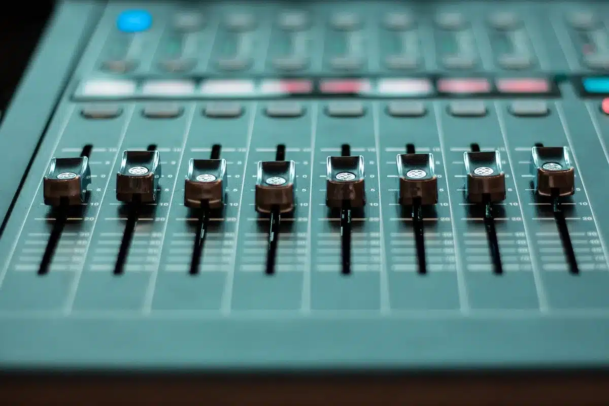 Face supérieure d'un mixeur compact montrant des prises mini-jack 3,5 mm
