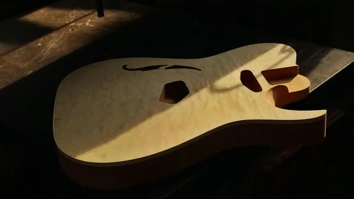 Corps de guitare Tele style frêne/aulne posé sur une table d'atelier