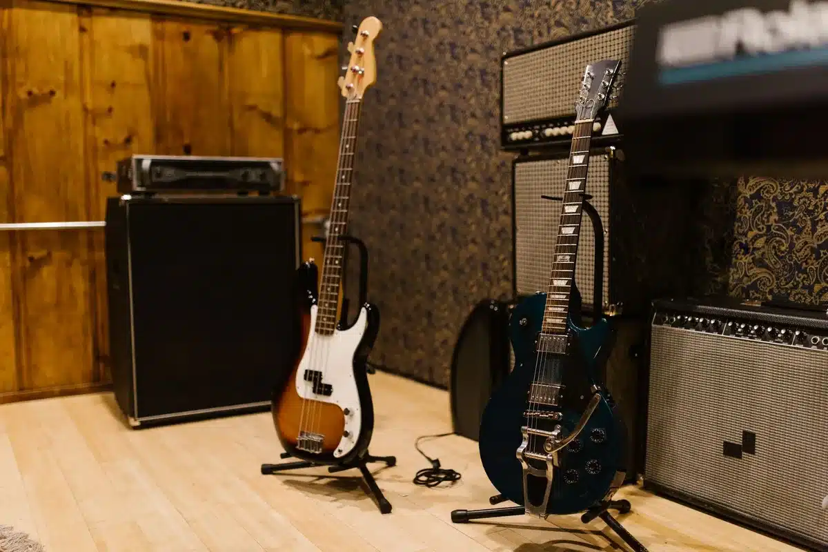 Guitare branchée à un ampli avec pédales, prête à jouer en studio