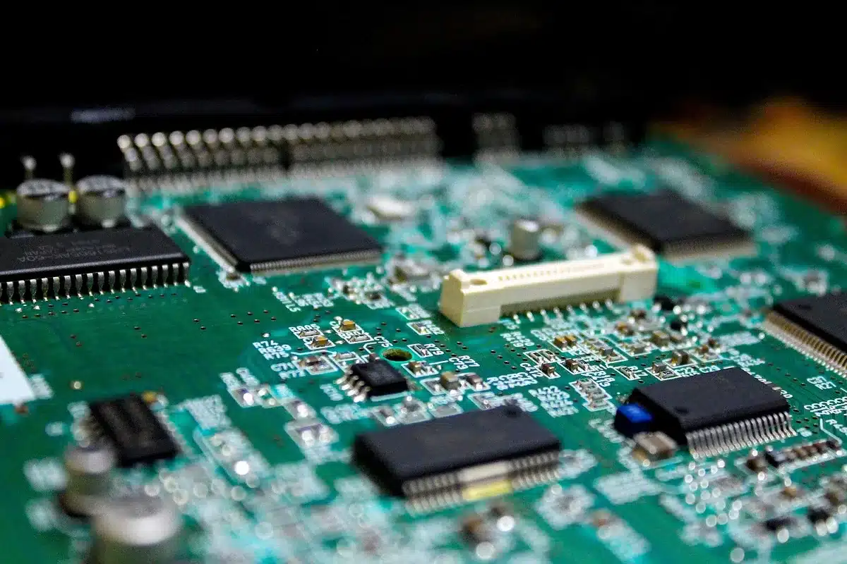 Vue rapprochée d'un circuit électronique symbolisant le processeur ARM et la mémoire