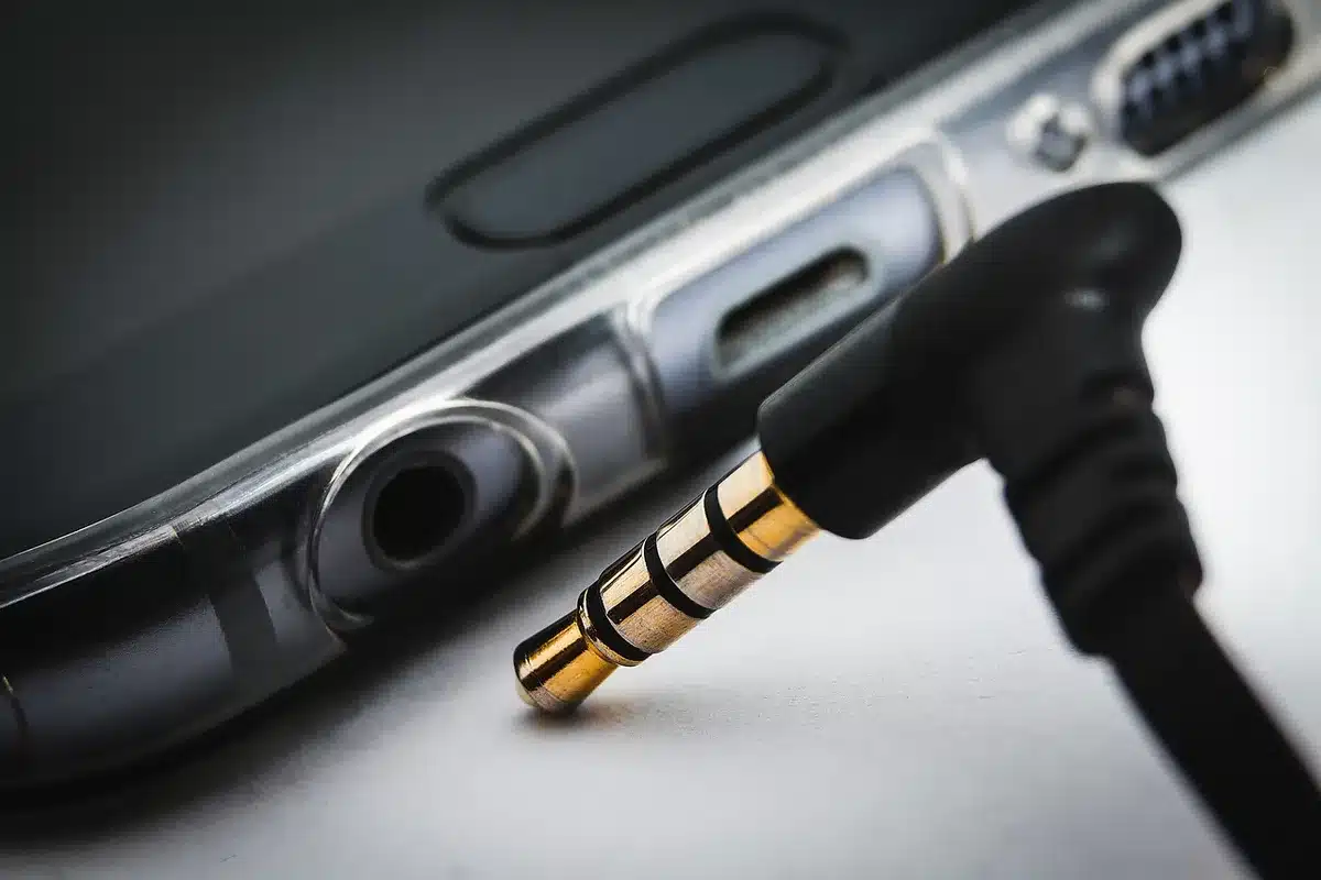 Face arrière d'un module synthé montrant sorties ligne, casque et ports USB-C et MIDI